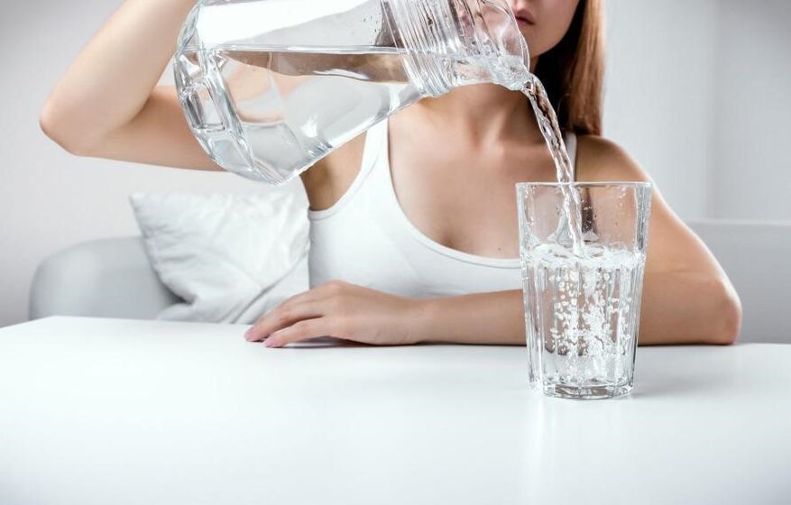 Boire une aide abondante dans le traitement de la cystite