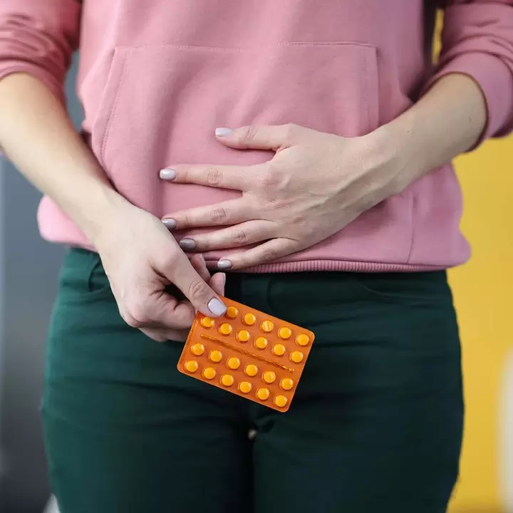 Pour les symptômes de la cystite, une femme a besoin d'un traitement médicamenteux.